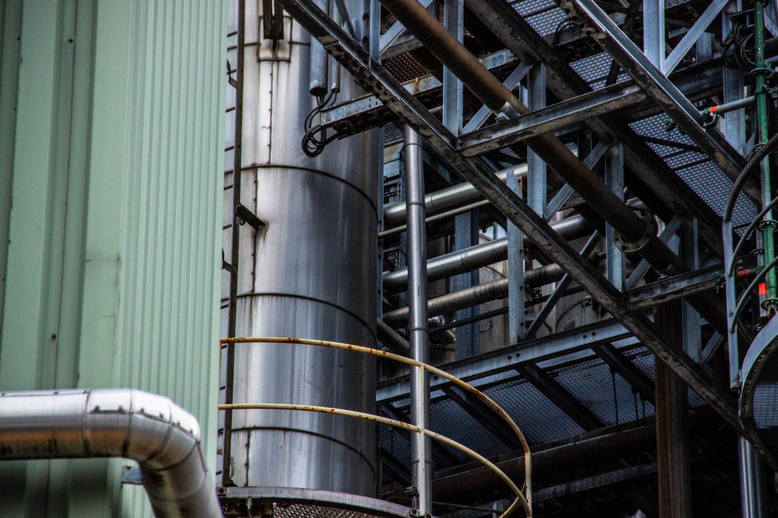 Industrial pressure vessel chemical reactor with gauges